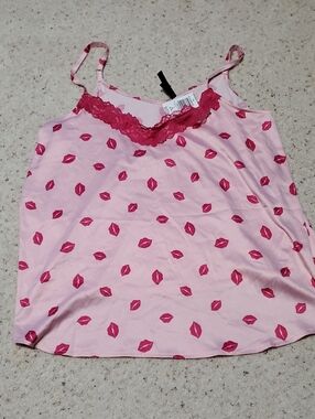 Pink Lip Print Lace Trim Sleep Cami